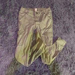 Cute army green pants!